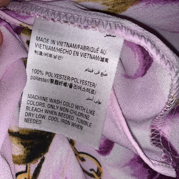 NWT! Beautiful Floral Blouse - Picture 5 of 6